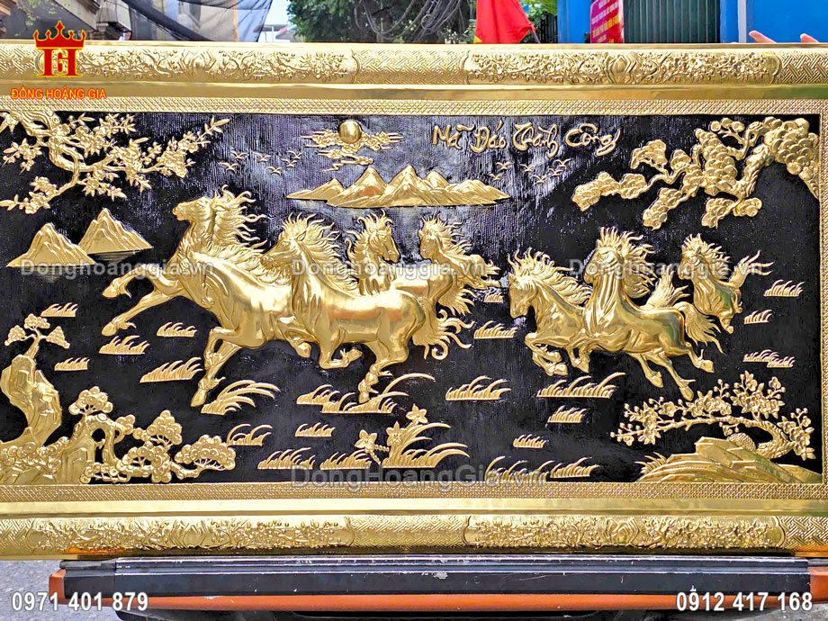 Từng đường nét trên bức tranh được chạm khắc tỉ mỉ và tinh xảo